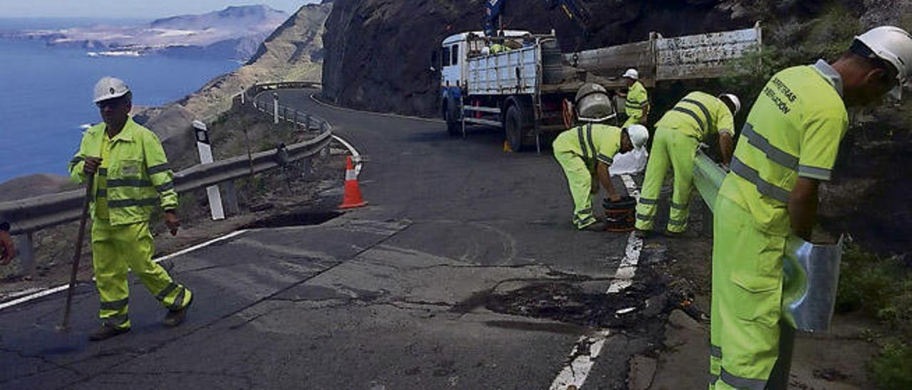 Trabajadores del mantenimiento de carreteras del Cabildo, hace dos semanas en el Andén Verde.