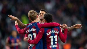 Cancelo, De Jong y Raphinha festejan el gol del neerlandés al Getafe en Montjuïc.