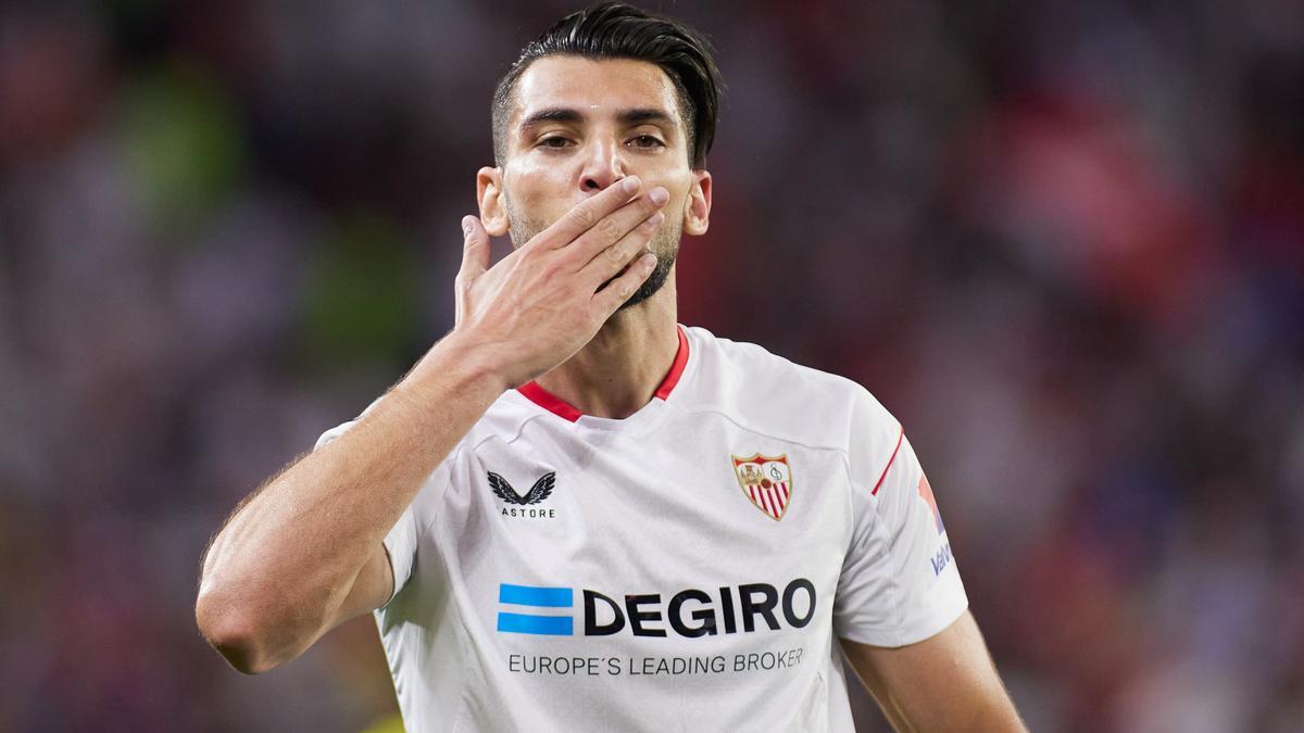 Rafa Mir del Sevilla FC celebra un gol durante el partido de fútbol de la liga española, La Liga Santander, jugado entre el Sevilla FC y el Villarreal en el estadio Ramón Sánchez Pizjuán el 23 de abril de 2023, en Sevilla, España.