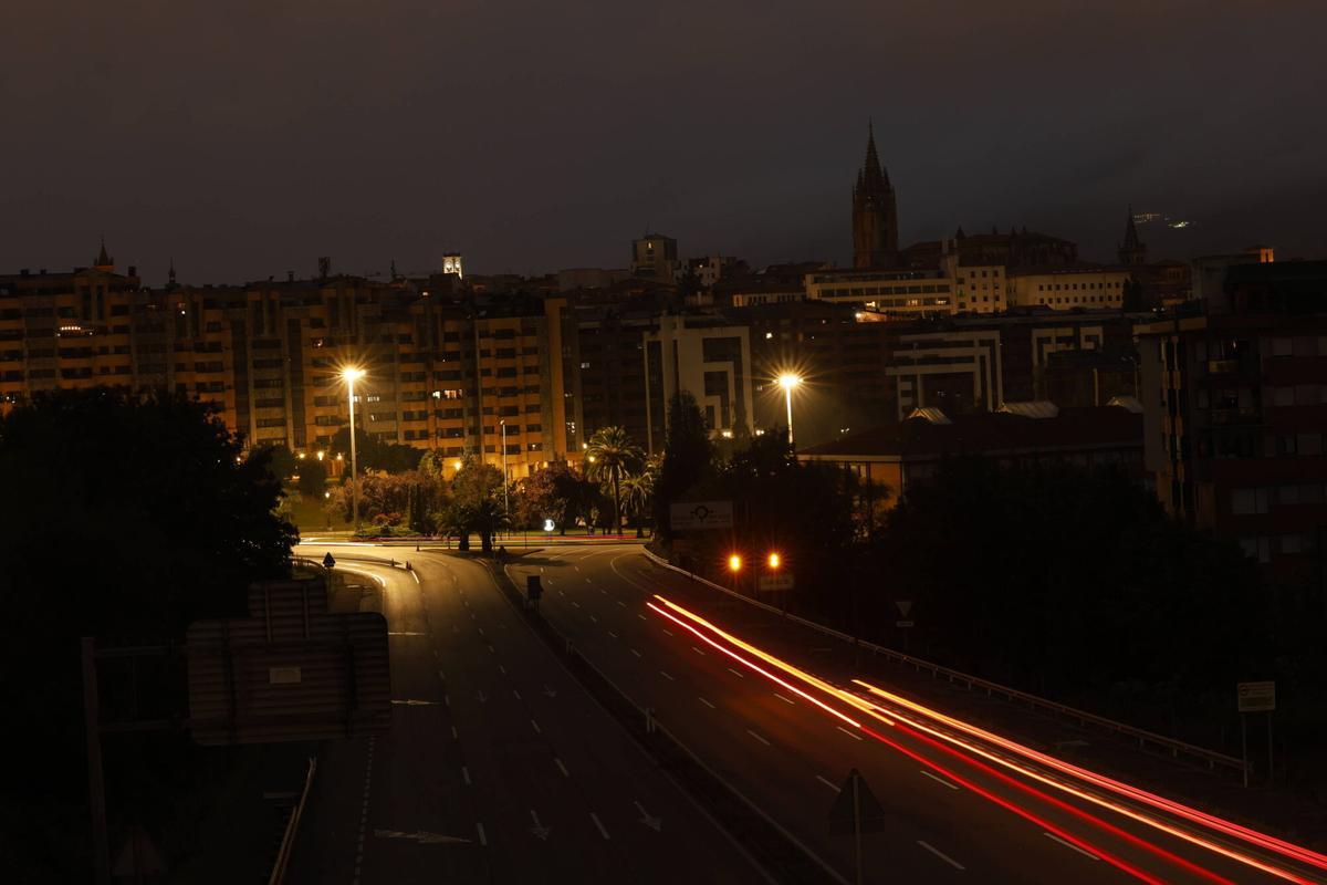 El momento de la oscuridad total en Oviedo, desde el puente de Villafría.