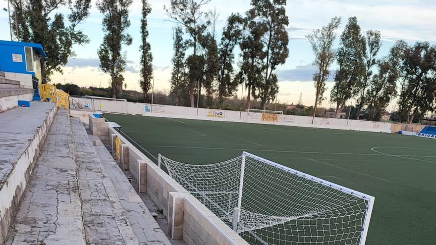 El fútbol no cesa en el Camp El Morer pese a la grada rota y cerrada