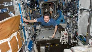 Oleg Kononenko flota a través del Laboratorio Destiny de la Estación Espacial.