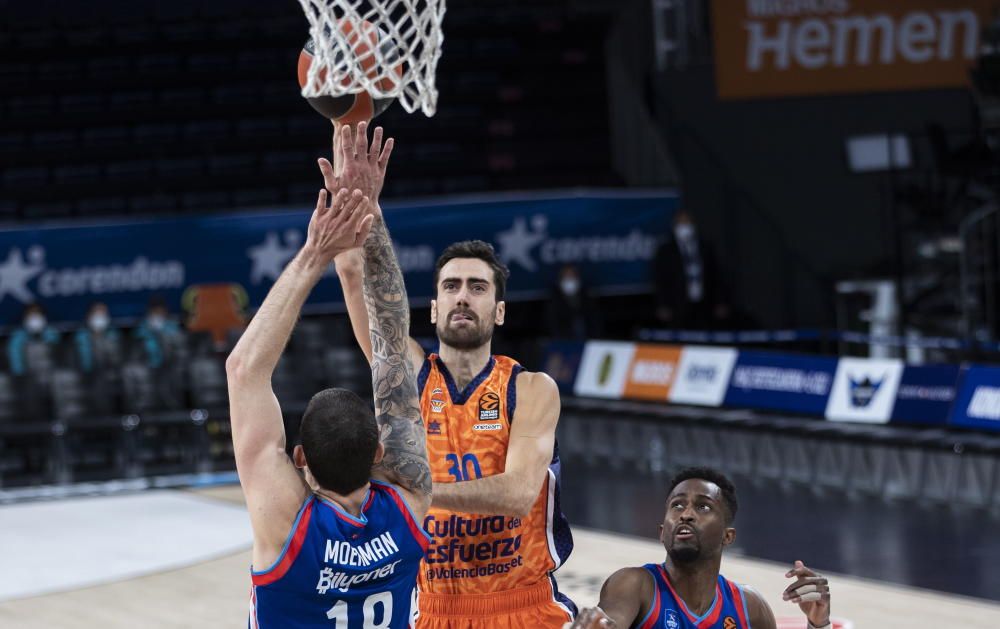 Partido Euroliga entre Anadolu Efes y Valencia Basket