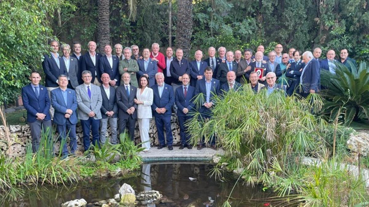 Inocentes de número, de mérito, embajadores e invitados, en los jardines del Maestral.