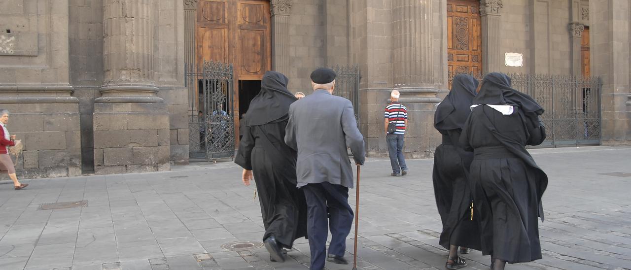 Tres monjas entran en la Catedral de Canarias, en una foto de archivo.