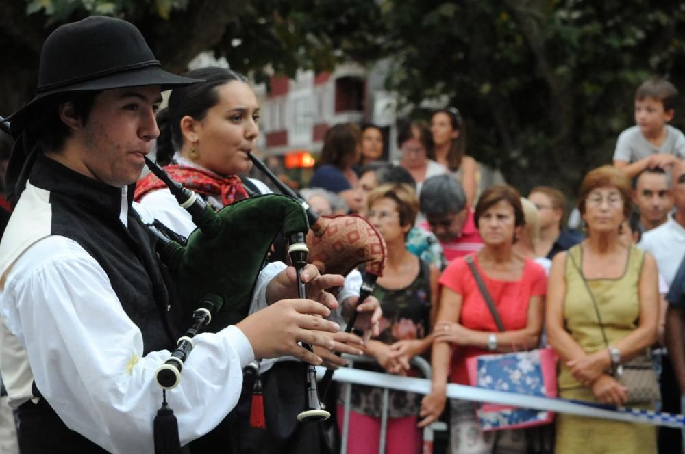 El pregón de Alonso de la Torre y la ofrenda meten de lleno a Vilagarcía de Arousa en sus fiestas de San Roque