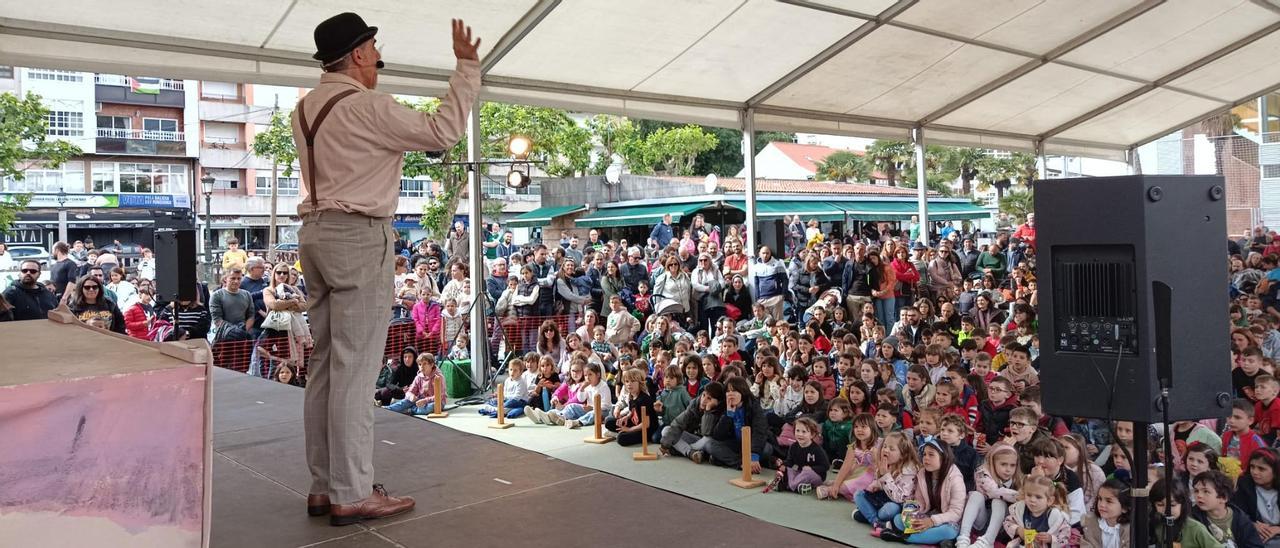 La compañía castellana Mutis Teatro, esta tarde, durante la representación de su obra "Tutankamón, el niño faraón" en Redondela.