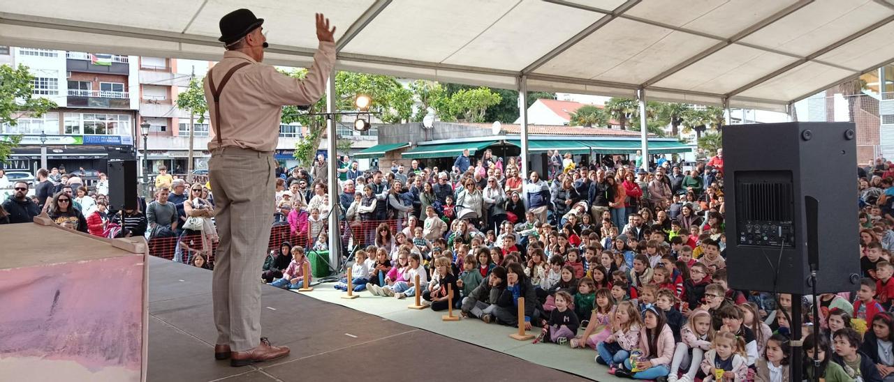 La compañía castellana Mutis Teatro, esta tarde, durante la representación de su obra &quot;Tutankamón, el niño faraón&quot; en Redondela.