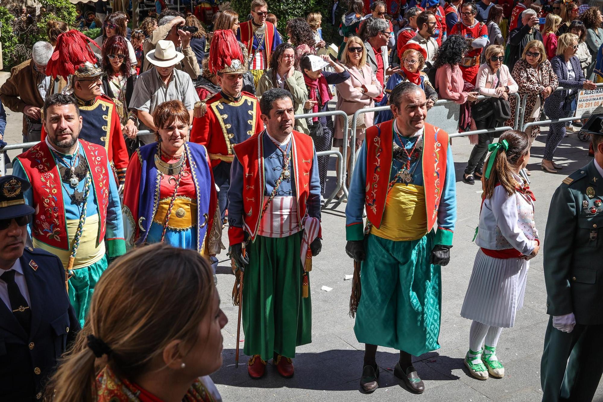 El Sant Jordiet entre claveles en la procesión de la Reliquia