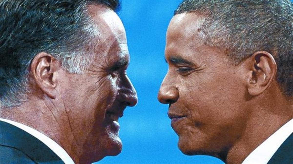 Obama (derecha) felicita a Romney tras el último debate presidencial celebrado en Boca Ratón (Florida).