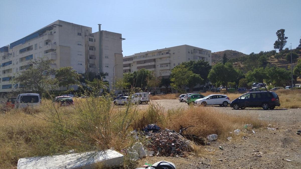 La parcela de la foto, a pocos metros del parque periurbano de La Virreina y del puente del Conservatorio, aguarda desde hace años un centro de salud. En la actualidad, la parcela sirve de aparcamiento, lugar de esparcimiento para perros y también como depósito ilegal de desperdicios.