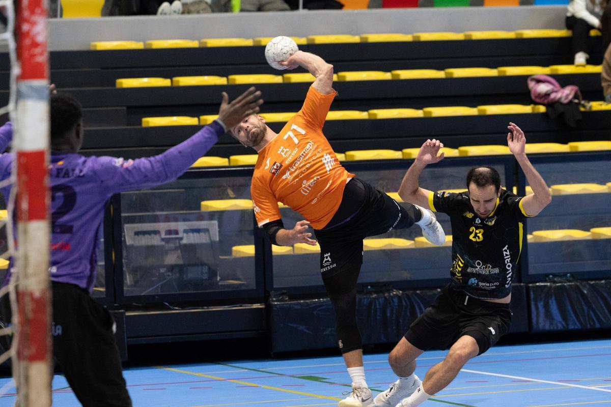 Todas las imágenes del partido de balonmano de Eivissa Handbol Trasmapi contra Soria
