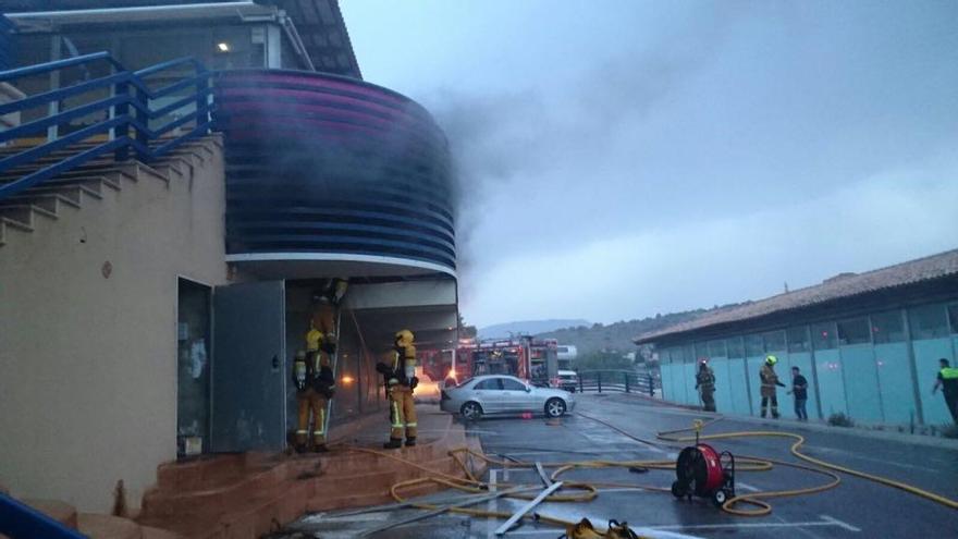 Los bomberos en el incendio de La Nucia.