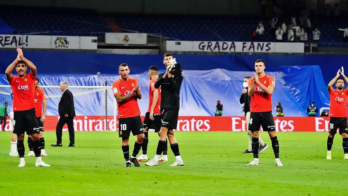 Varios jugadores  saludan a aficionados del Mallorca en el Bernabéu. |  RCDM