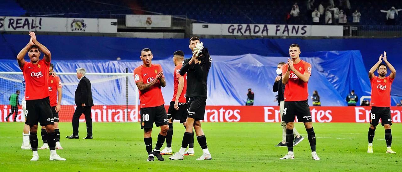 Varios jugadores  saludan a aficionados del Mallorca en el Bernabéu. |  RCDM