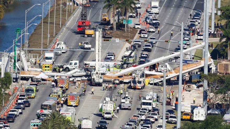 Al menos cuatro muertos tras derrumbarse un puente en Miami