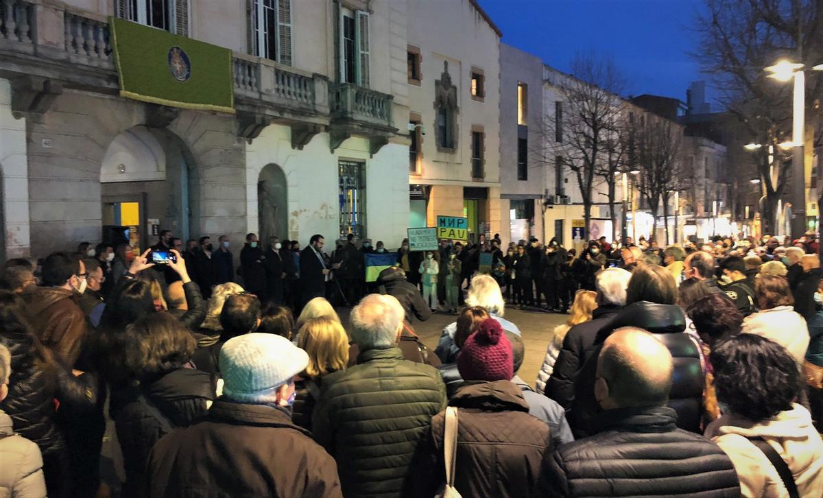 El alcalde de Mataró lee un manifiesto de apoyo al pueblo ucraniano y de rechazo a la guerra.