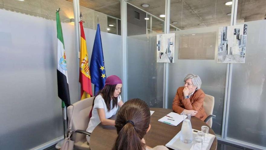 Isabel Pardo de Vera (izquierda), reunida con Leire Iglesias y la directora general de Transportes de la Junta.