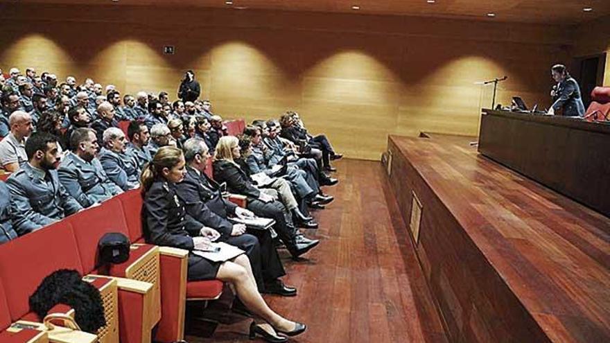 Policías y guardias civiles escucharon atentamente las dos intervenciones.