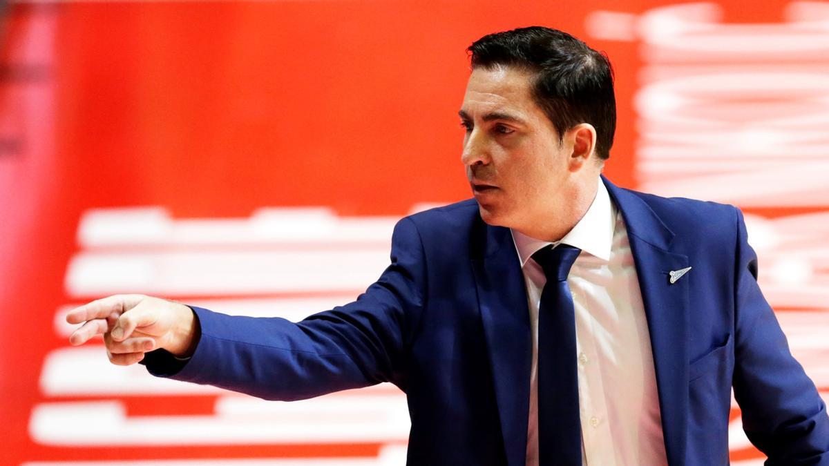 Xavi Pascual dirigiendo un partido del Zenit en Euroliga | EFE