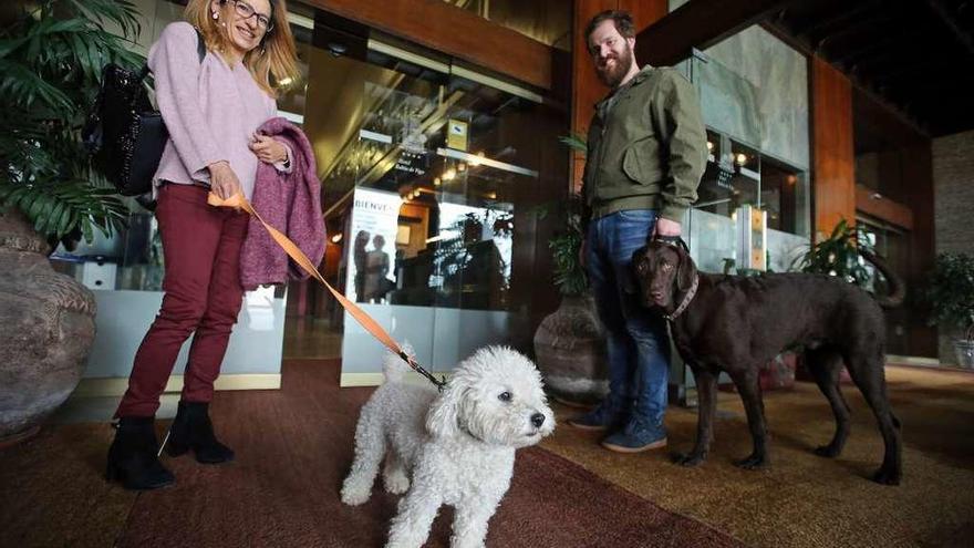 La propietaria del Bahía, Yolanda Sánchez, con su perro Tito; y un huésped con su can en el hotel . // M.B.