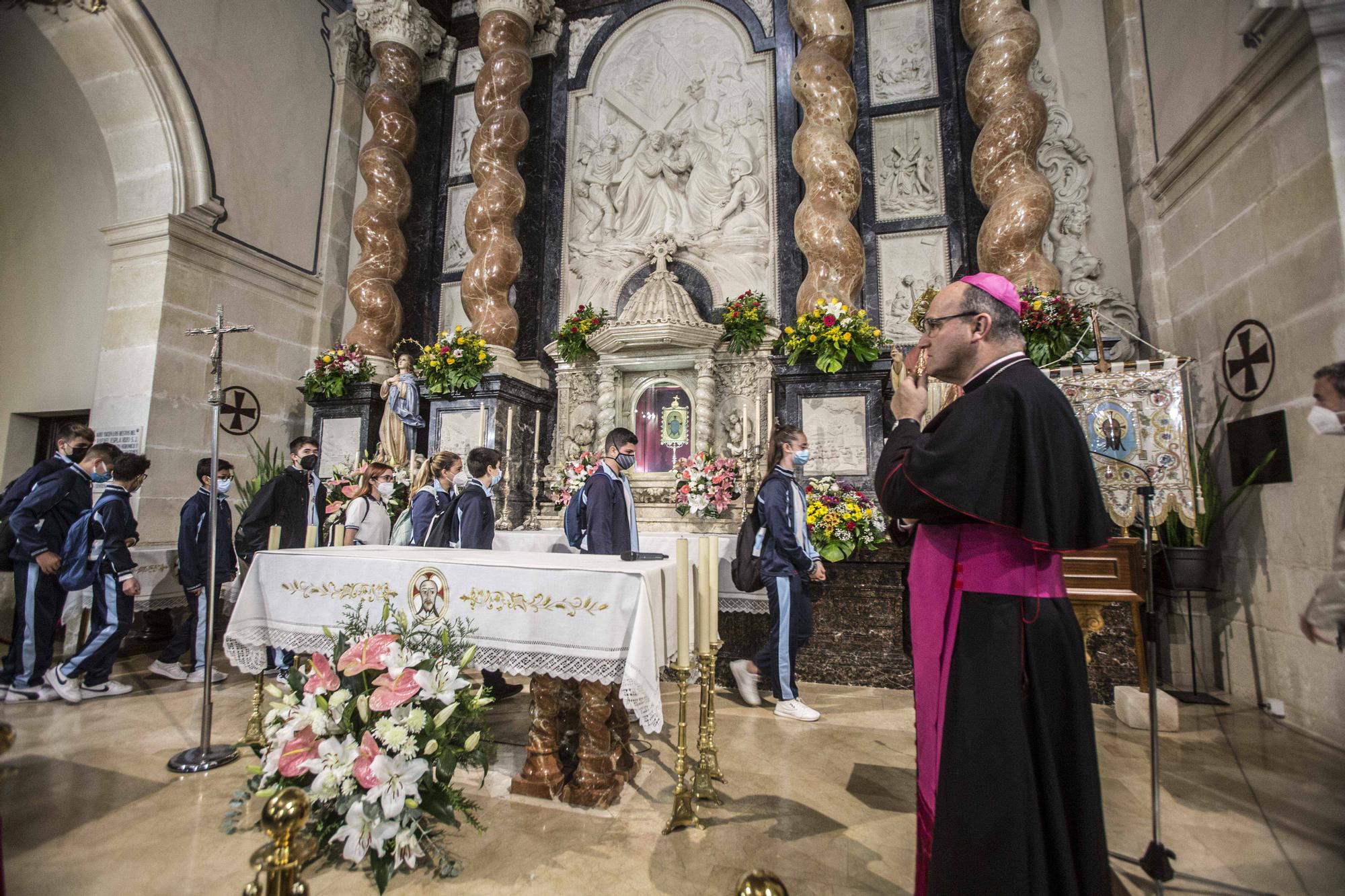 El obispo José Ignacio Munilla recibe a los niños en la Peregrina Escolar de Santa Faz