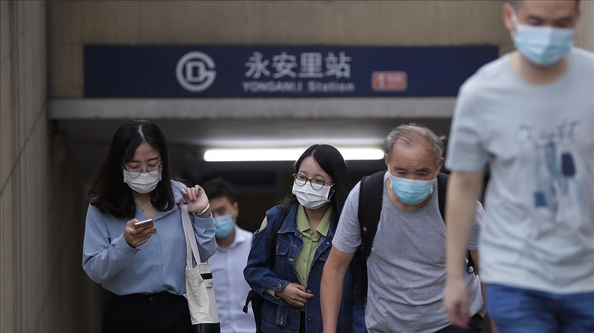 zentauroepp54935618 commuters wearing face masks to help curb the spread of the 200915194741