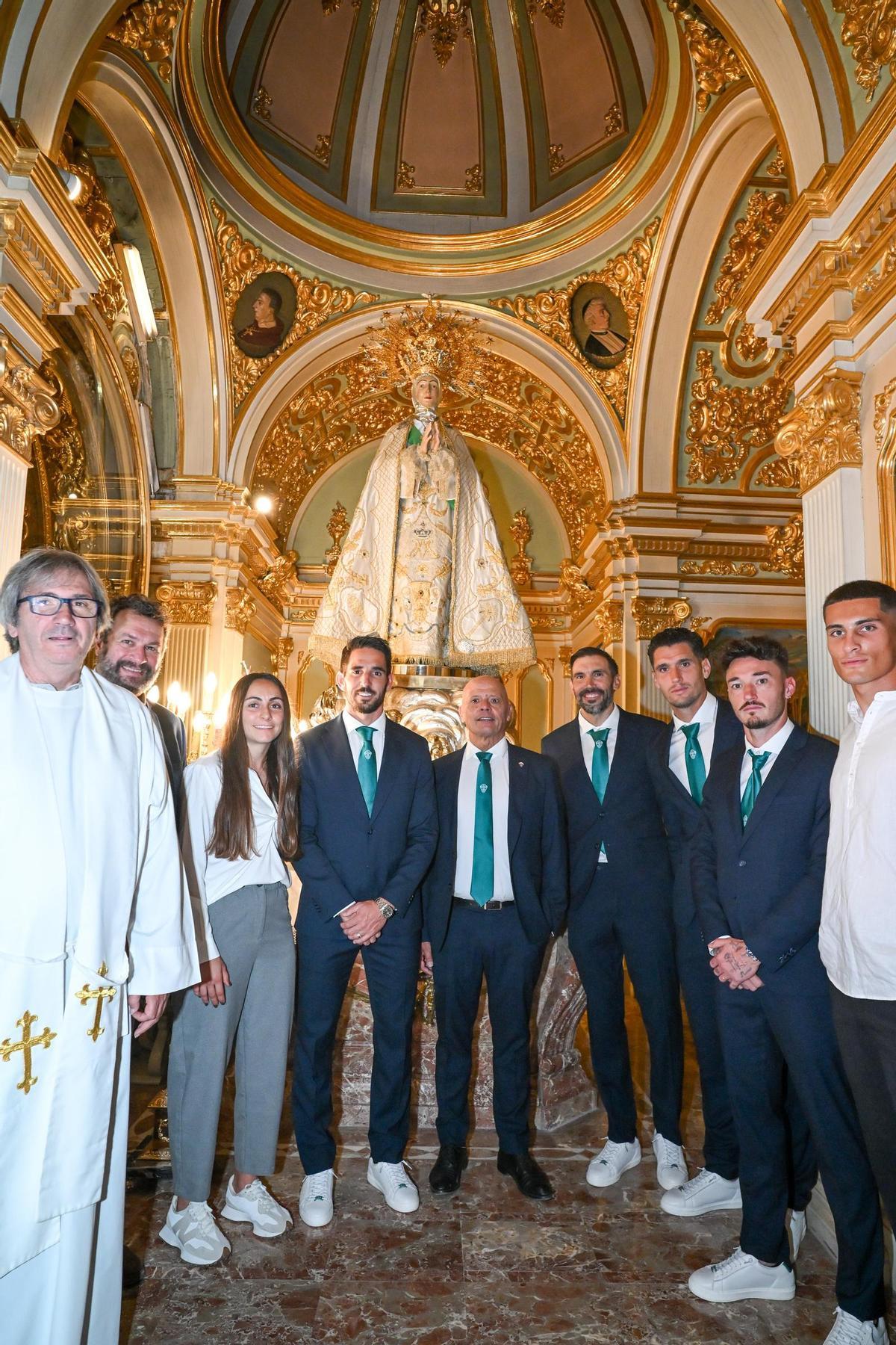 Rafa Mir, ante el confesionario durante la ofrenda a la Patrona