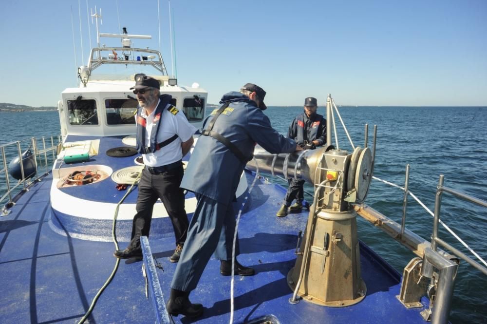 La conselleira do Mar, Rosa Quintana, participa en un operativo contra el furtivismo en Vilagarcía