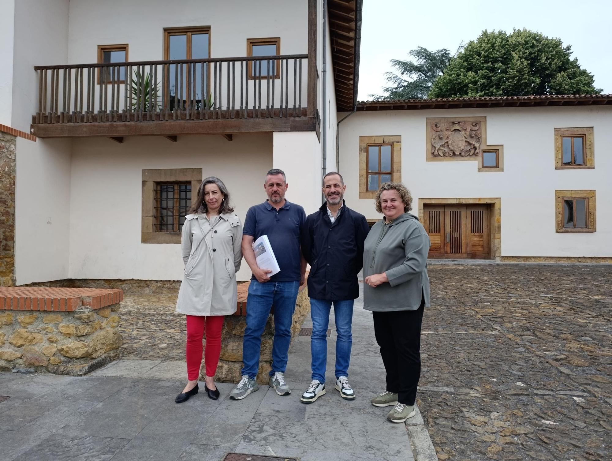 Por la izquierda, la arquitecta María José Fernández; el aparejador Daniel Navarro, Ángel García y Pilar Santianes ante el palacio de los Marqueses de Santa Cruz..