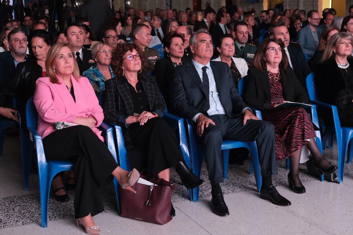 La subdelegada del Gobierno, la consellera Bueno, Adolfo Utor y la rectora en un salón plagado de asistentes