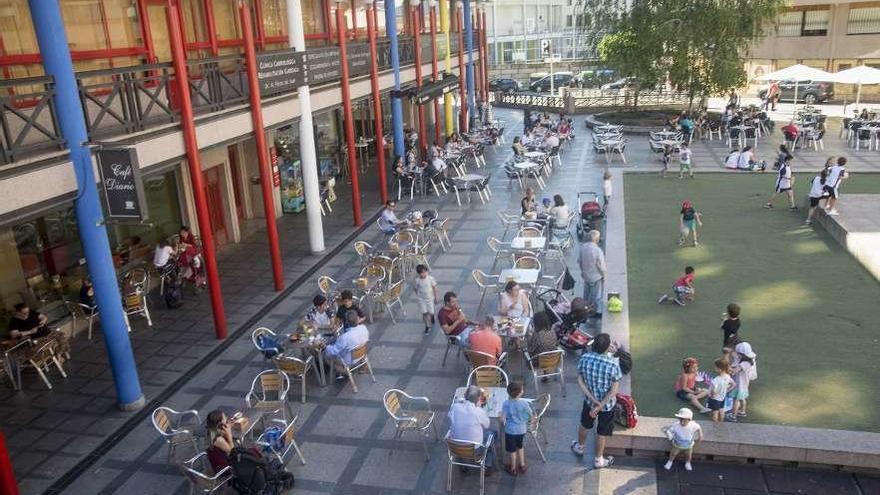 Terrazas ubicadas en el espacio público de la plaza de San Antonio. // Carlos Peteiro