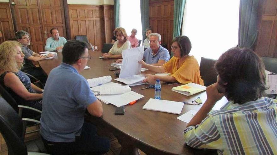 La reunión en la que se abrió el sobre &quot;número dos&quot; para la redacción del Plan de Llanes, ayer.