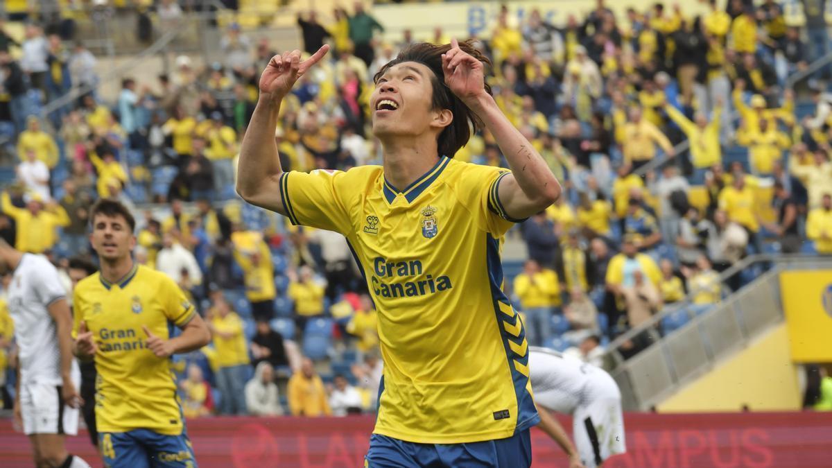 La celebración de Miyashiro mirando al cielo, ayer, en la portería de la Curva.