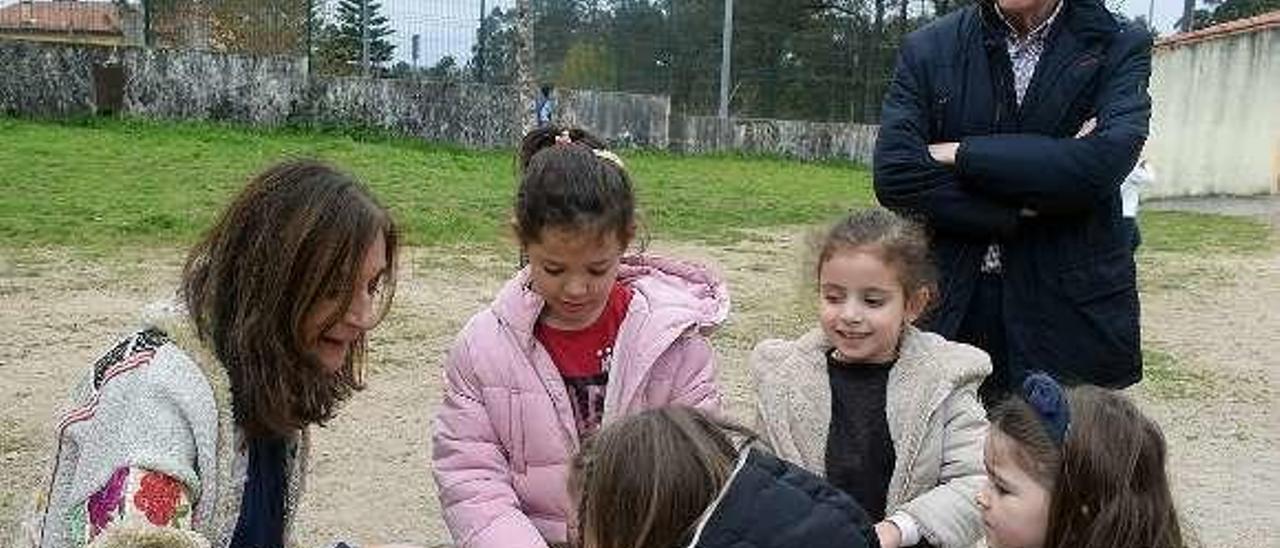 La conselleira juega con las alumnas del colegio valgués. // FdV