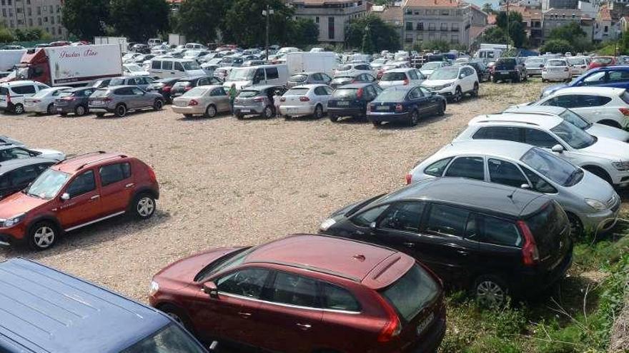 Vehículos aparcados en Cangas. // Gonzalo Núñez