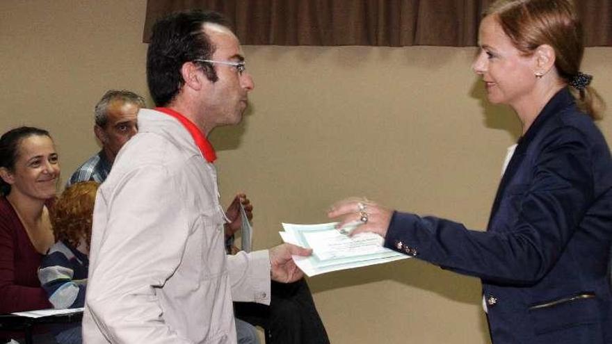 La concejala Marisol Valado entrega un diploma en una acción formativa del Concello de Ponteareas. // D.P.