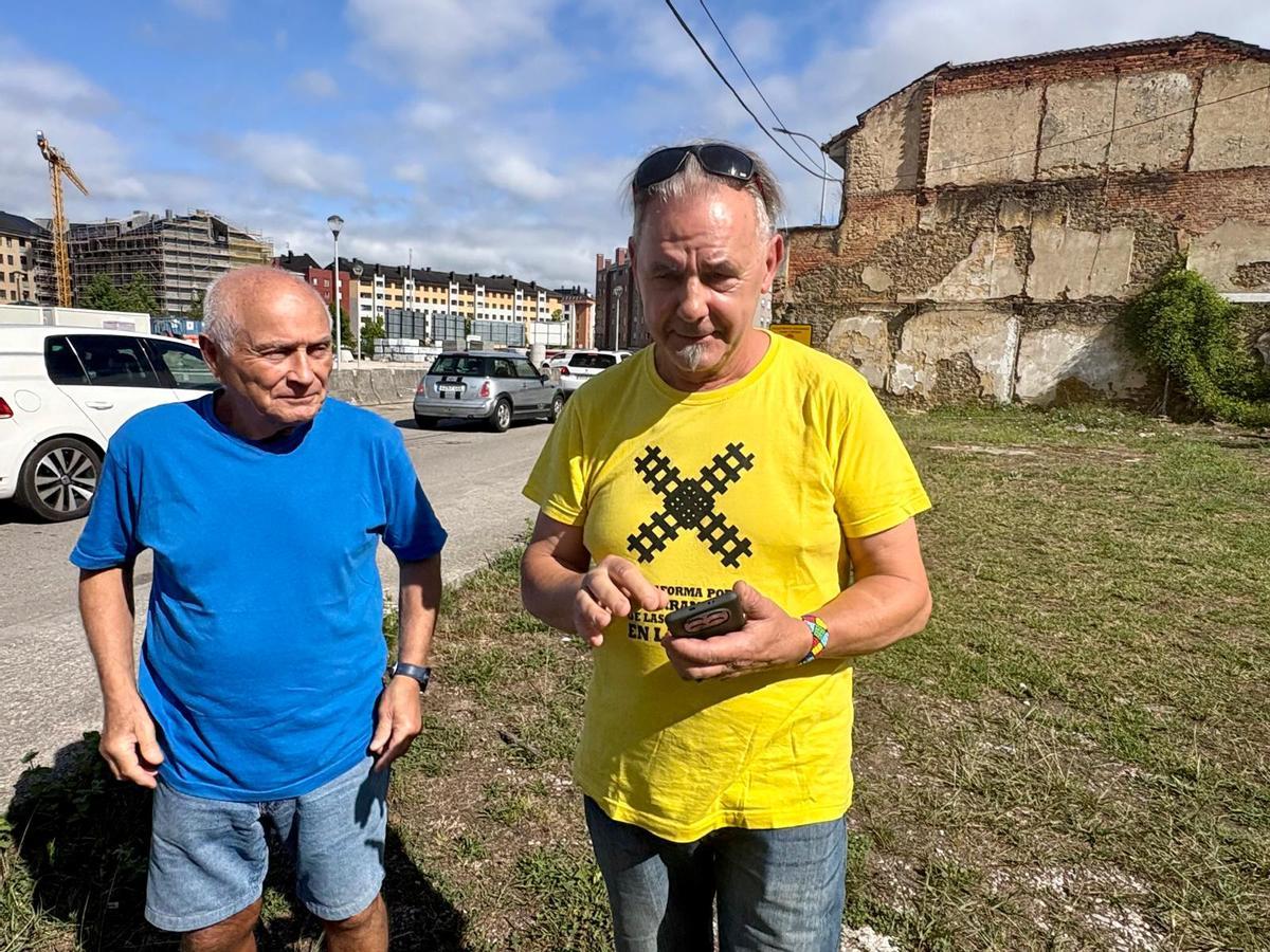 Julio Fueyo, a la izquierda, y Xuacu de Hoyos, en el barrio de El Puente, en Langreo