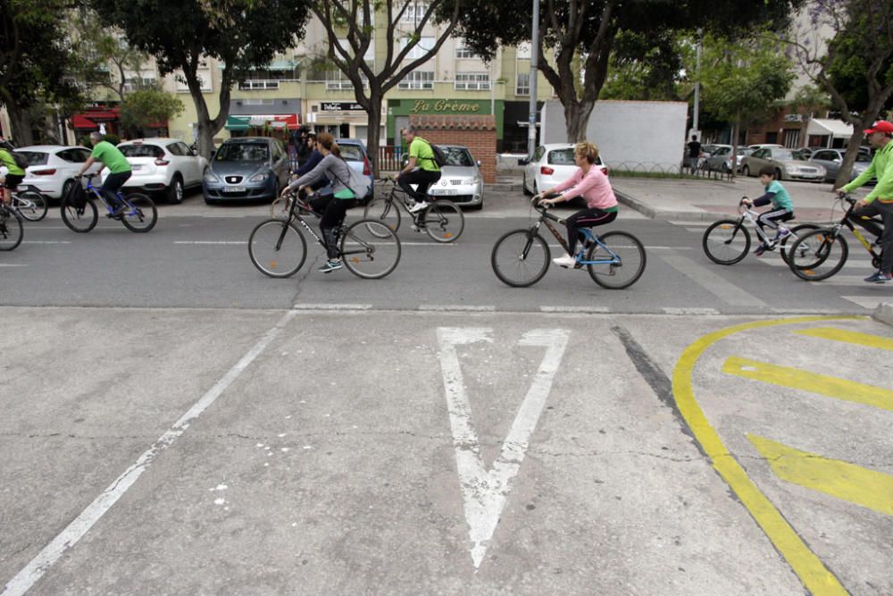 La plataforma que demanda un gran espacio verde en la ciudad protagoniza una marcha ciclista este sábado, con el apoyo de miembros de IU y Podemos, desde el parque Huelin hasta los terrenos de Repsol.