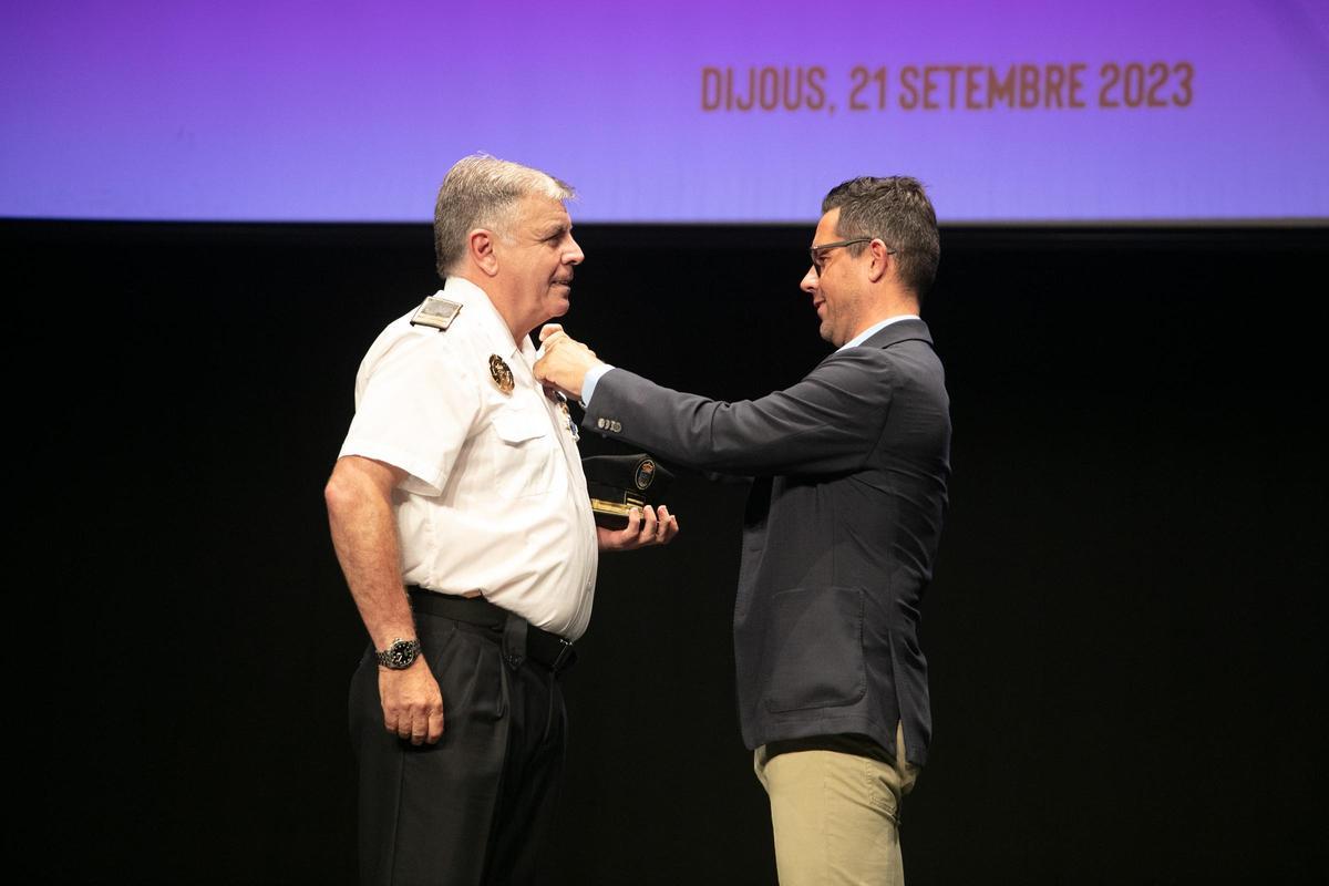 El alcalde, Rafael Triguero, coloca el distintivo a José María Prats, jefe de la Policía Local.