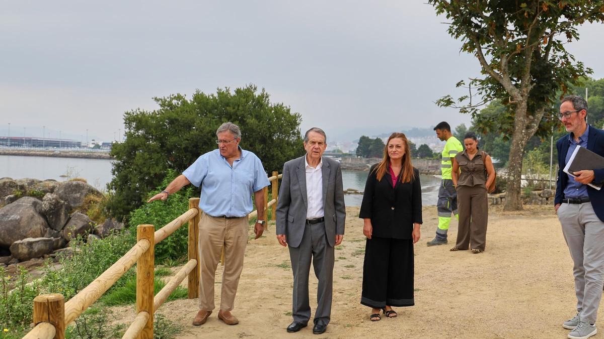 Javier Pardo, Abel Caballero y Patricia Iglesias visitando el muro caído en Santa Baia