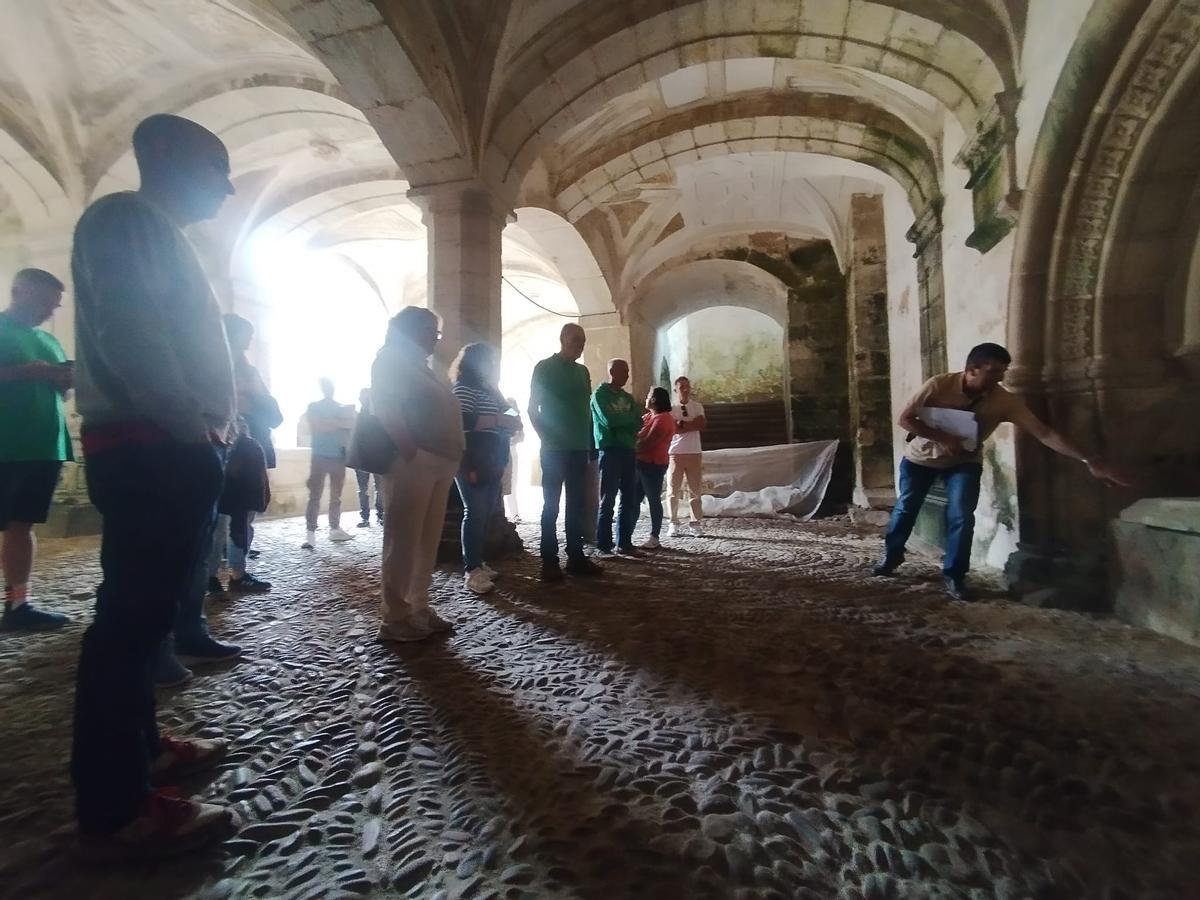 Así fue la visita guiada al monasterio de Cornellana, en Salas