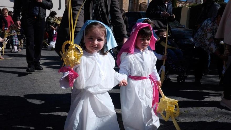 Niños recrean una procesión en Zamora.