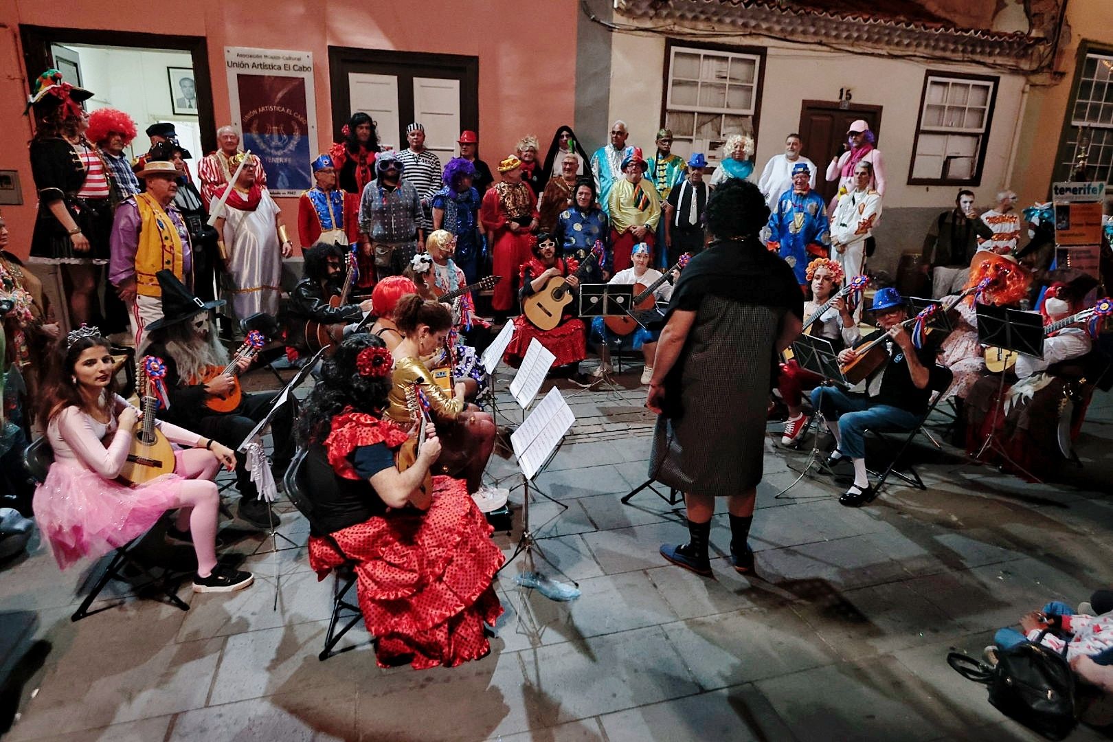 Encuentro de la rondalla El Cabo y Bambones en la calle de La Noria