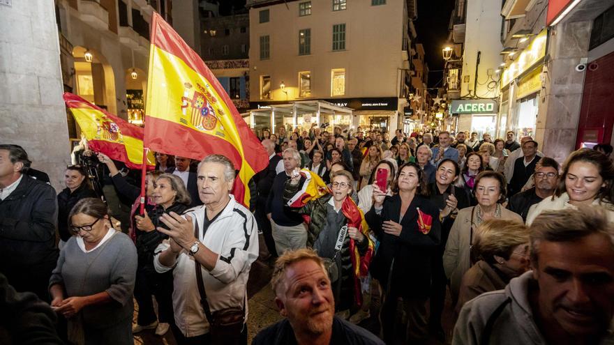 Unas 200 personas protestan ante la sede del PSIB en Palma por la amnistía de Sánchez