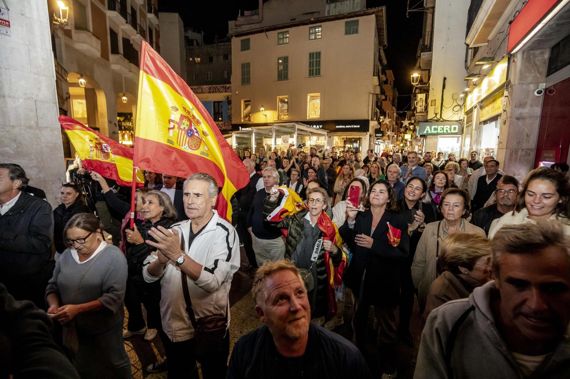 Unas 200 personas protestan ante la sede del PSIB en Palma por la amnistía de Sánchez