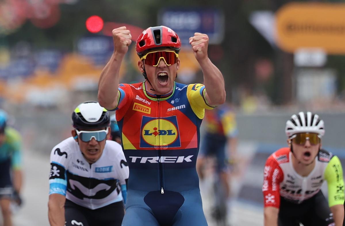 TIRANA (Albania), 09/05/2025.- Danish rider Mads Pedersen of team Lidl - Trek celebrates winning the first stage of the Giro dItalia cycling tour over 164km from Durres to Tirana, Albania, 09 May 2025. (Ciclismo) EFE/EPA/GEORGI LICOVSKI