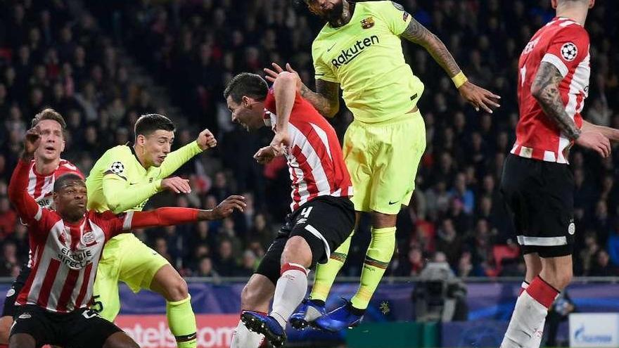 Arturo Vidal cabecea un centro desde la banda.