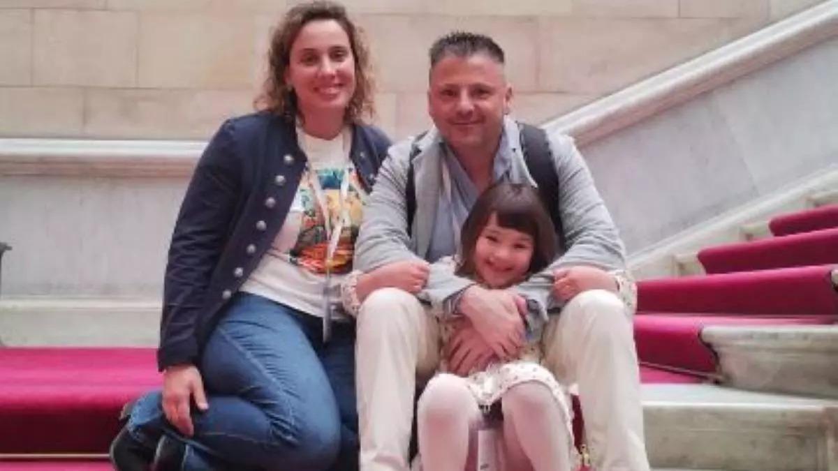 La familia de Arlet, de siete años, en el Parlament