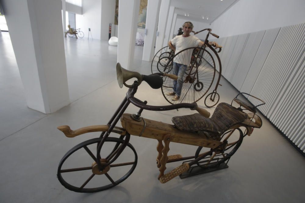 Exposición de bicicletas en la antigua estación de